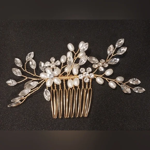 Beautiful Gold and Rhinestone Hair Comb - Picture 1 of 1